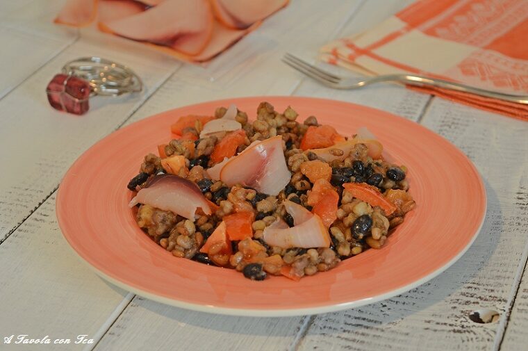 Insalata orzo farro fagioli neri e spada affumicato