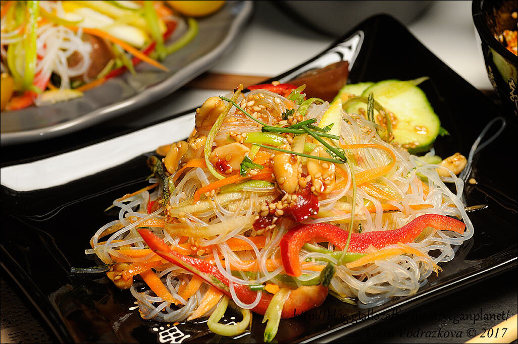 Insalata piccante di noodles