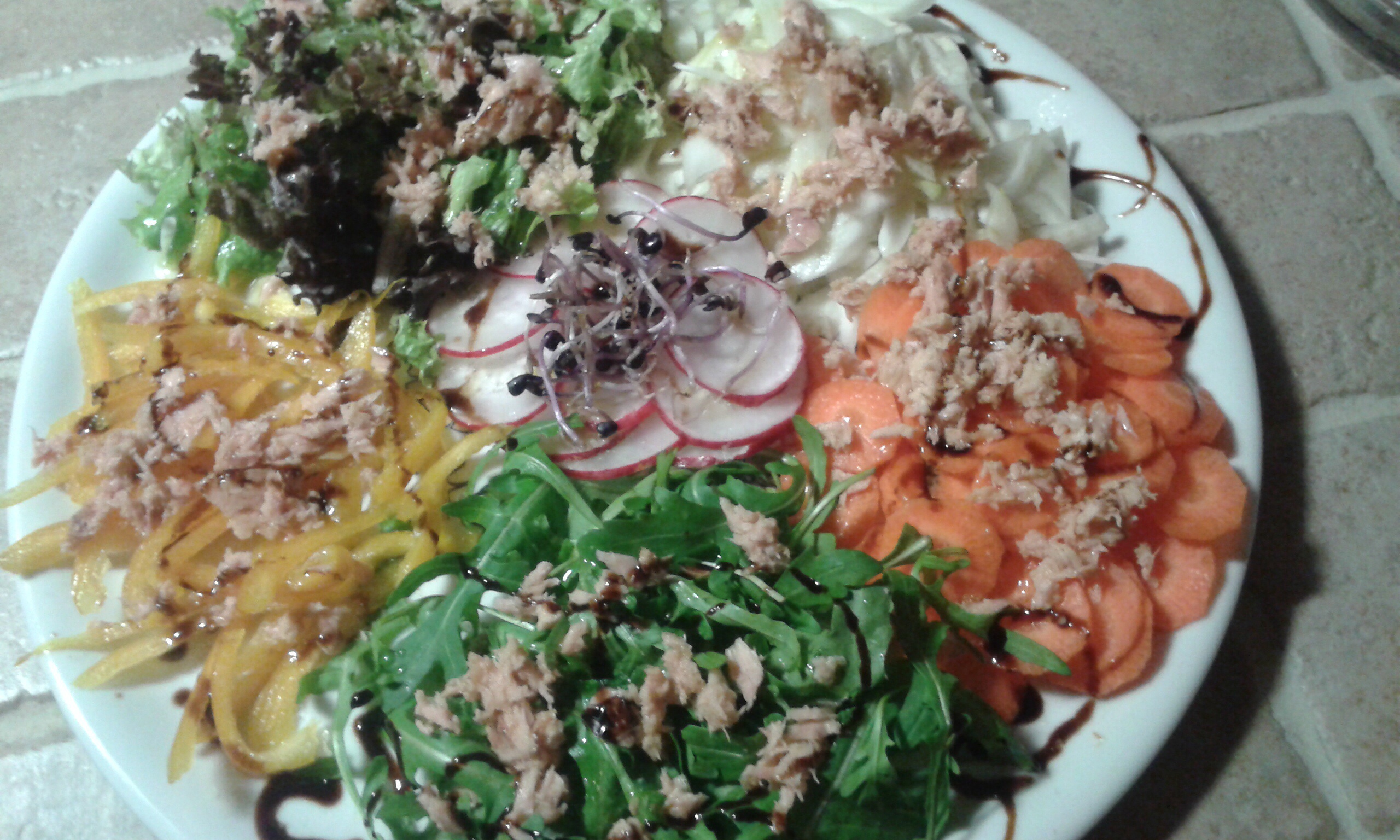 Insalata primavera con il tonno