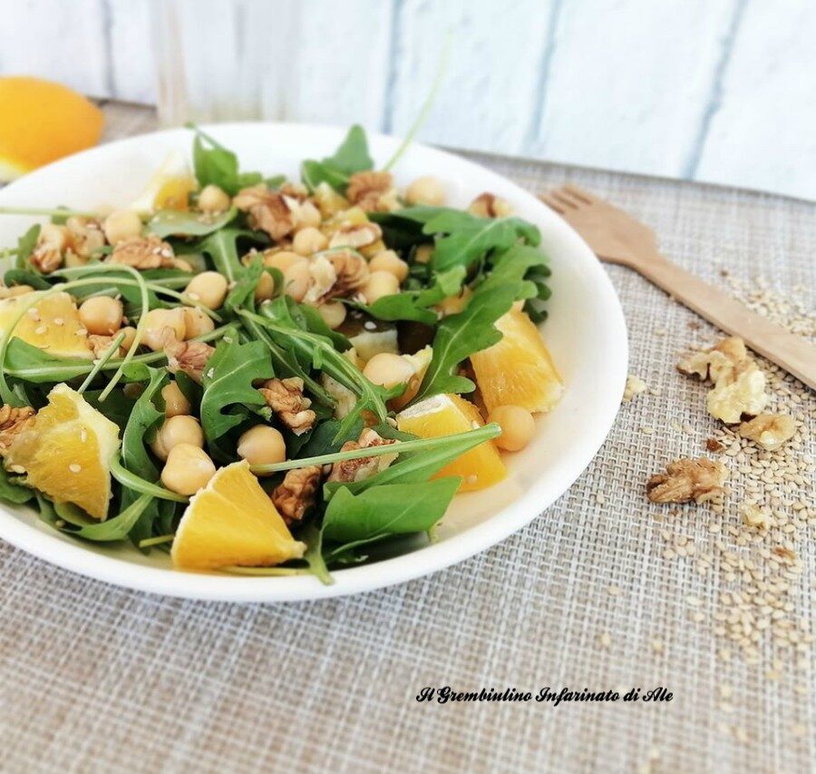 Insalata rucola, ceci, noci e semi di sesamo