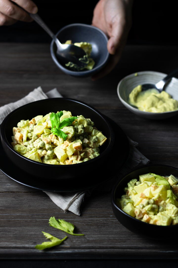 Insalata russa vegana con sedano e curcuma