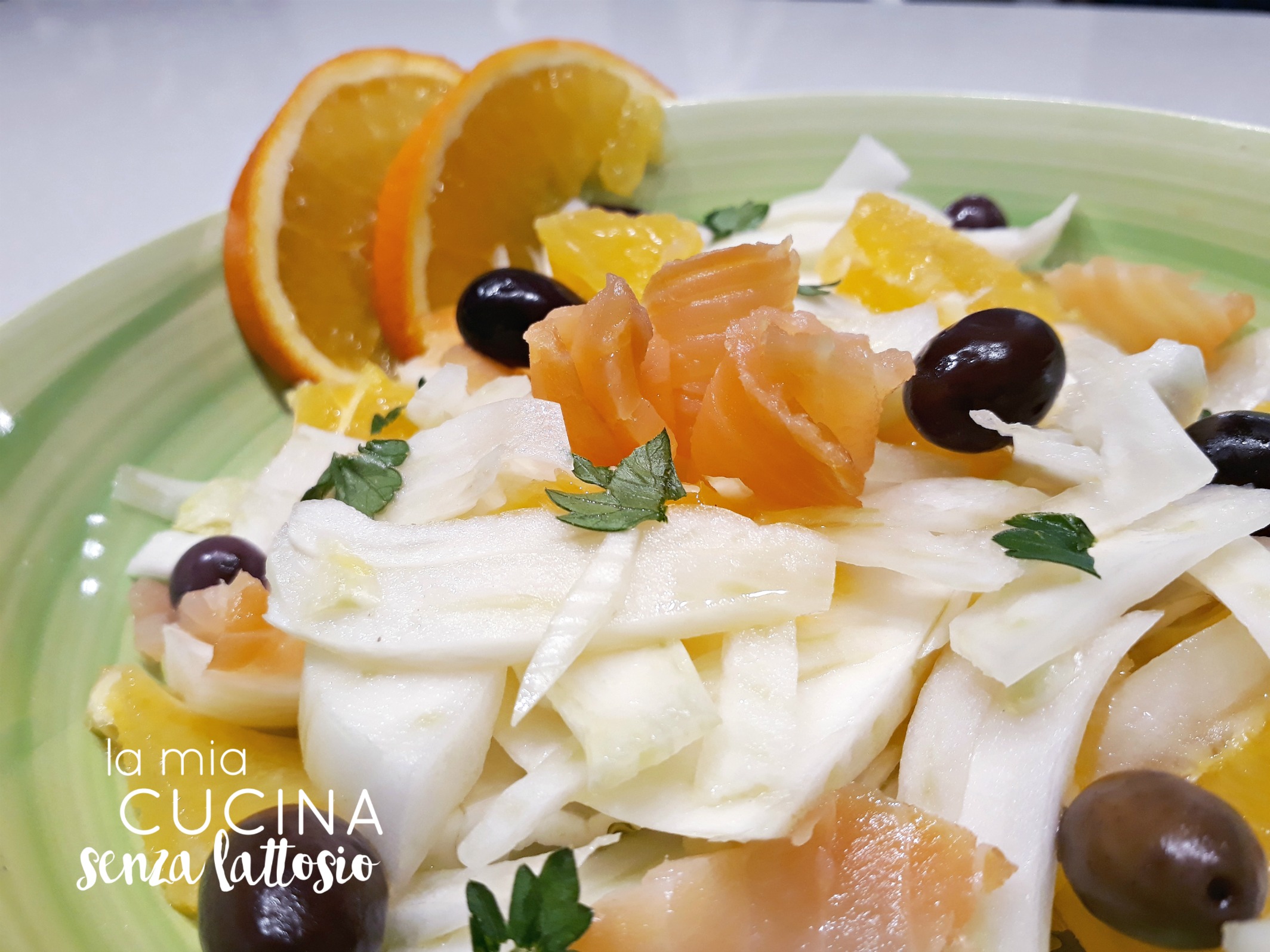 Insalata salmone, finocchi e olive