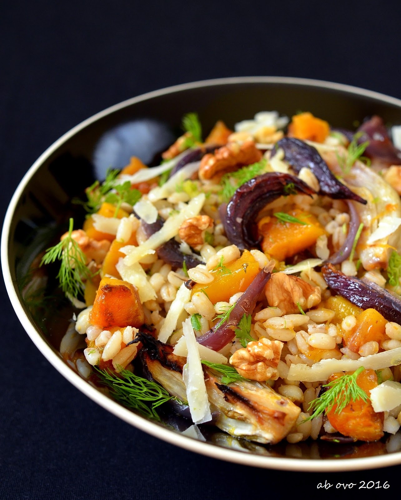 Insalata tiepida di orzo e verdure arrostite