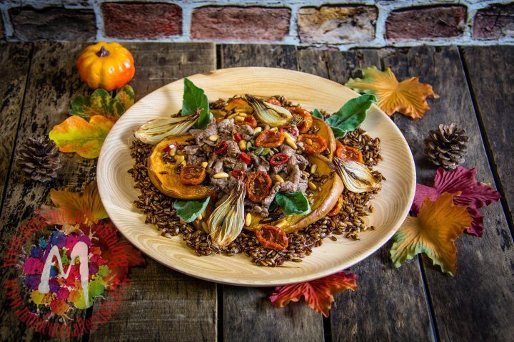 Insalata tiepida di riso rosso con straccetti di chianina e zucca arrostita – i menù del sorriso