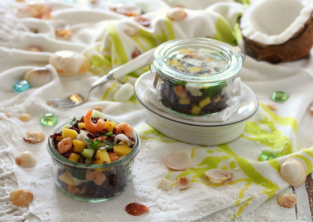 Insalata tropicale di riso venere fresca e veloce