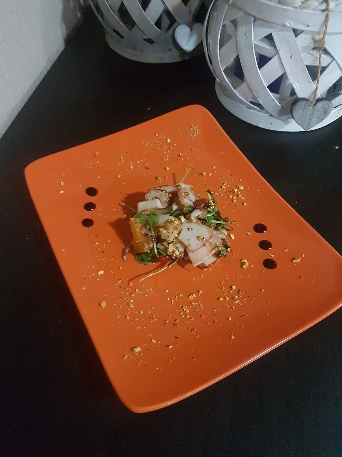Insalatina di calamari, gamberetti rosa, agrumi, rucola e polvere di pistacchio di bronte