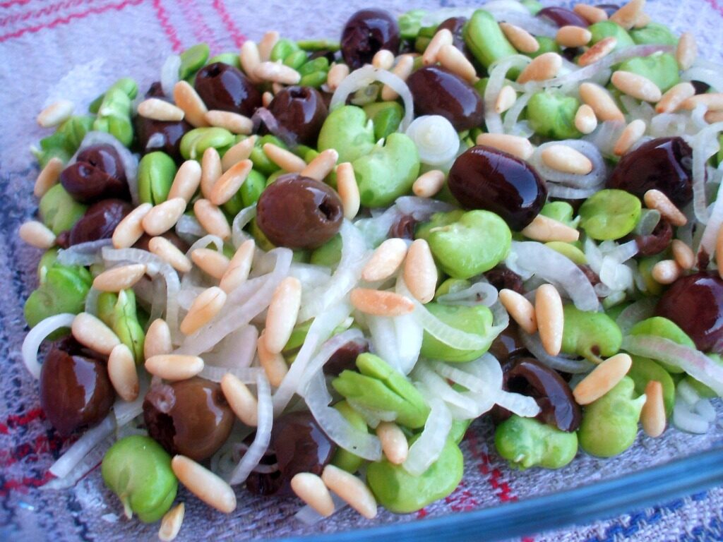 Insalatina di Fave, Olive nere, Cipolla di Tropea, Pinoli tostati