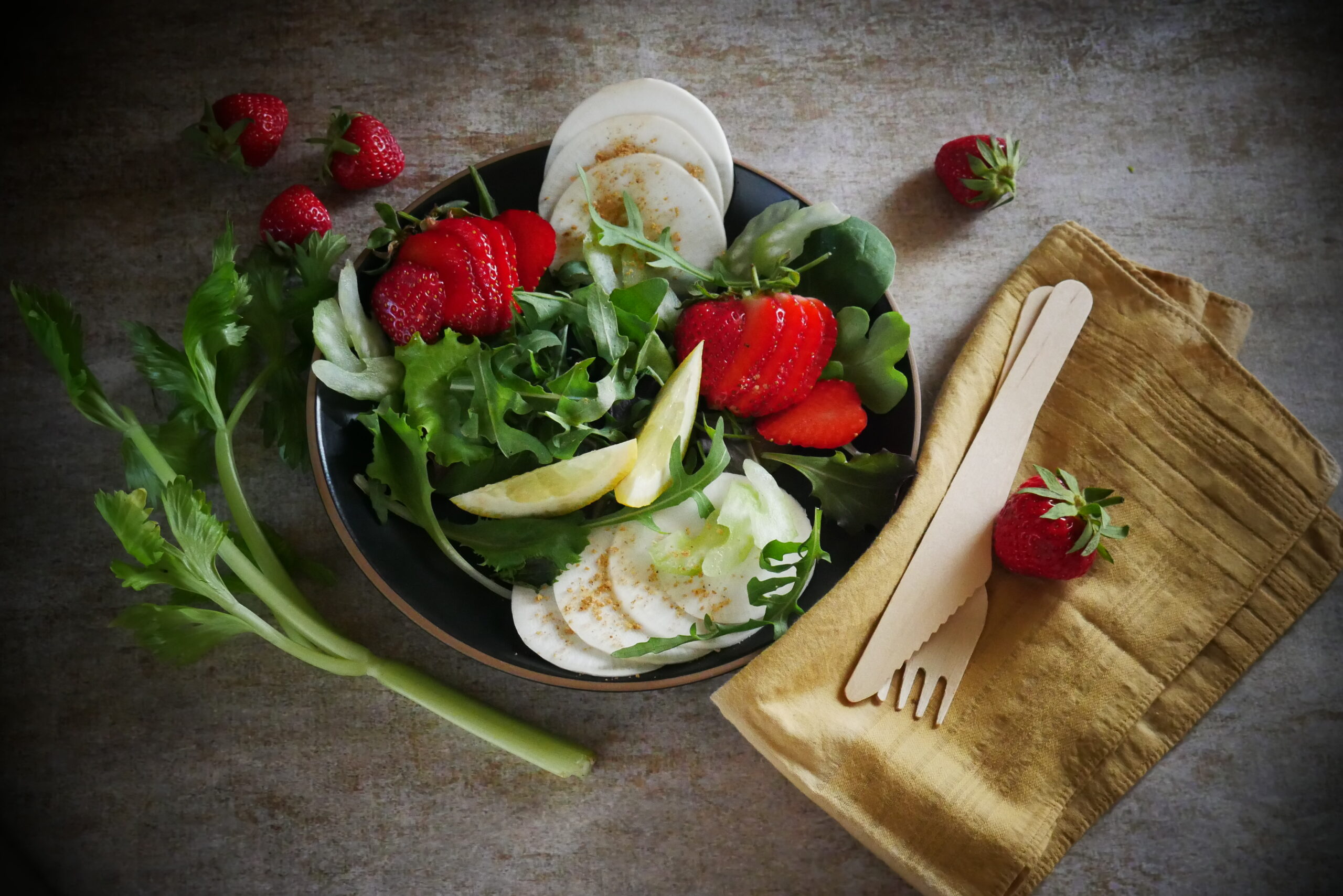 Insalatina di fragole, sedano e rape bianche e gomasio