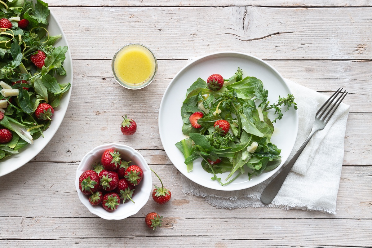 Insalatina di sarset, erbe selvatiche e fragole