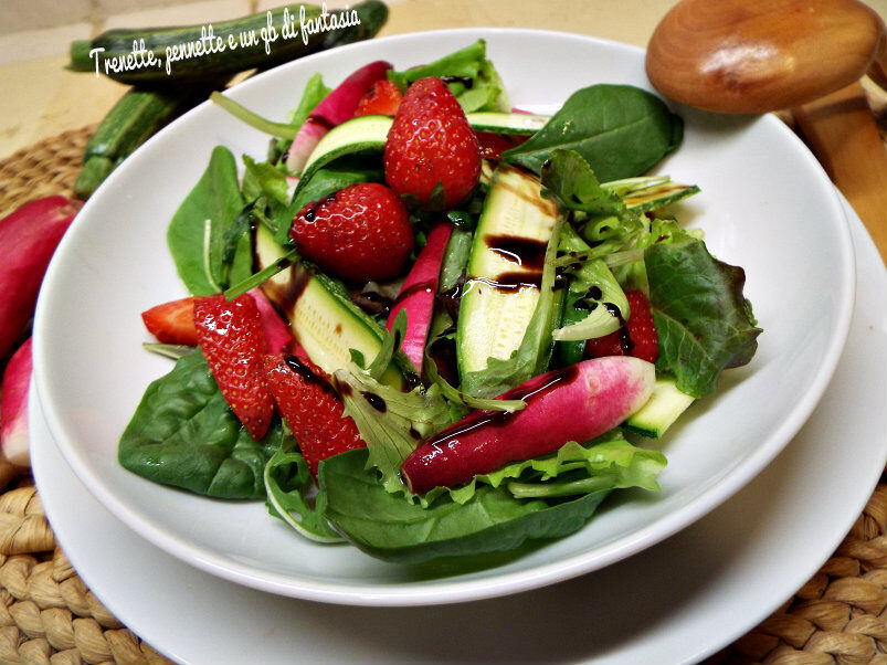 Insalatina mista con zucchine e fragole