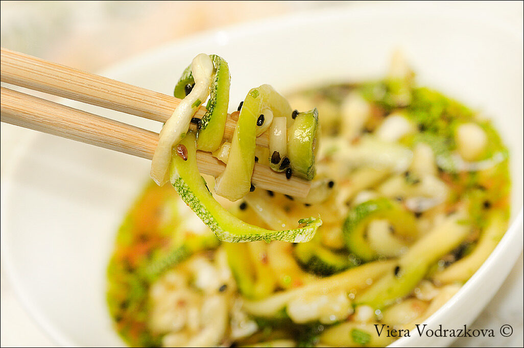 Insalatina raw di zucchine quasi alla coreana