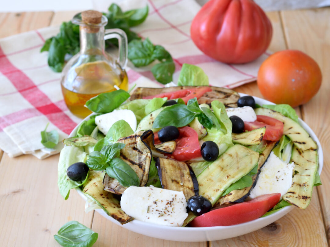 Insalatona con verdure grigliate e mozzarella