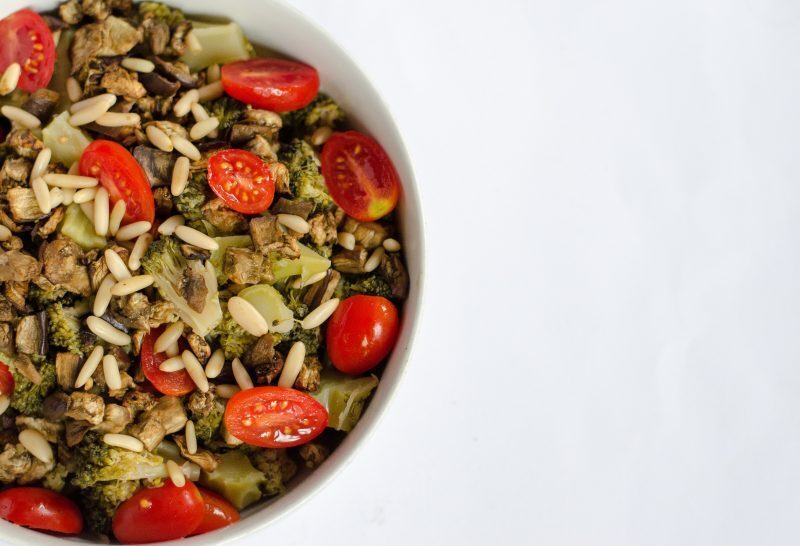 Insalatona di broccoli, melanzane al forno e pinoli