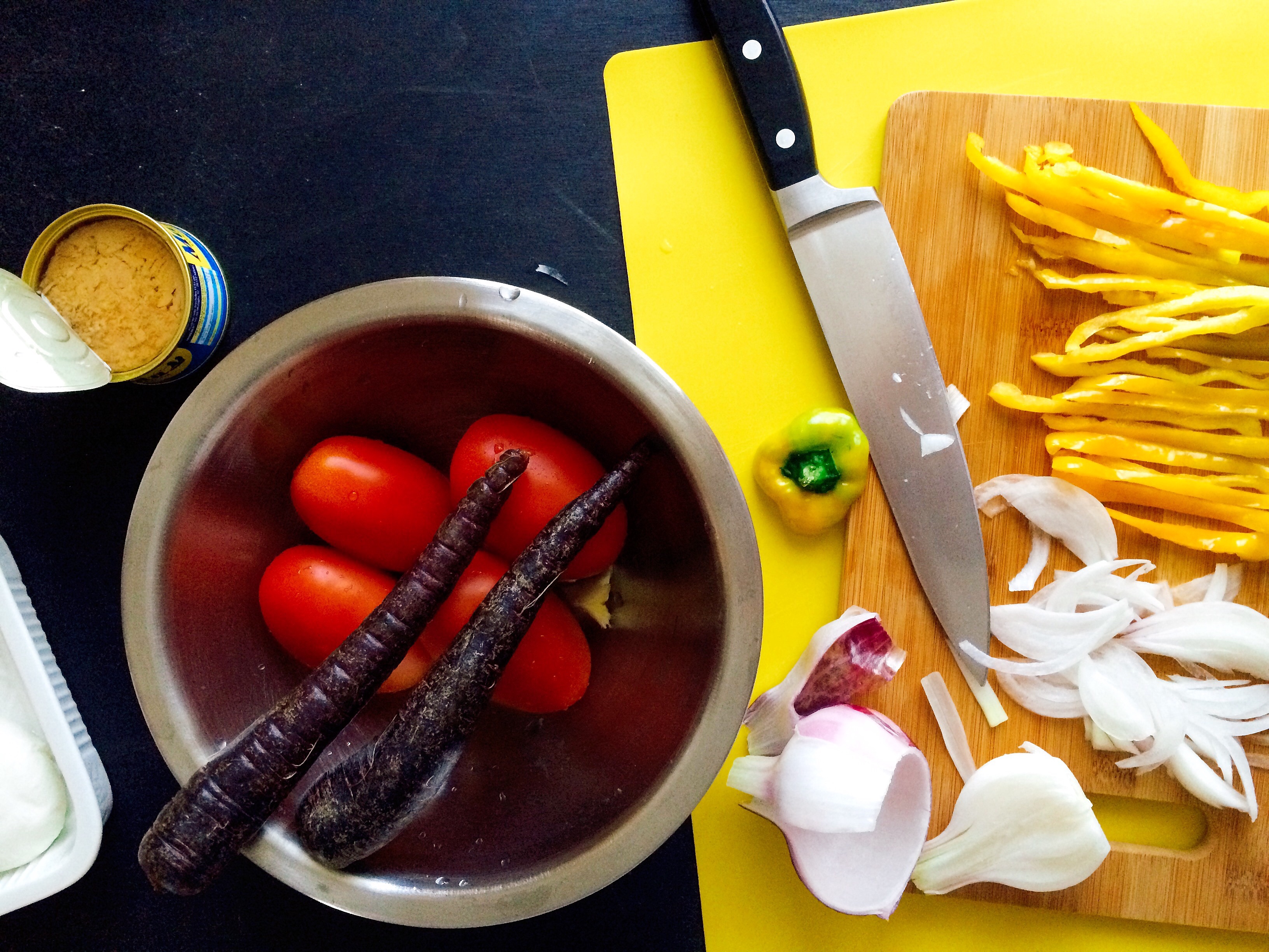 Insalatona di pomodori con peperoni, carote nere, cipolla di tropea, tonno, mozzarella e crostini di pane studentfriendly