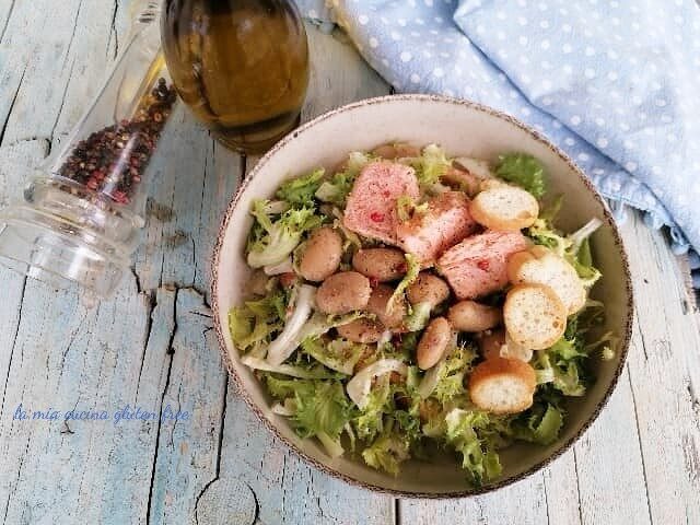 Insalatona di scarola con salmone e fagioli