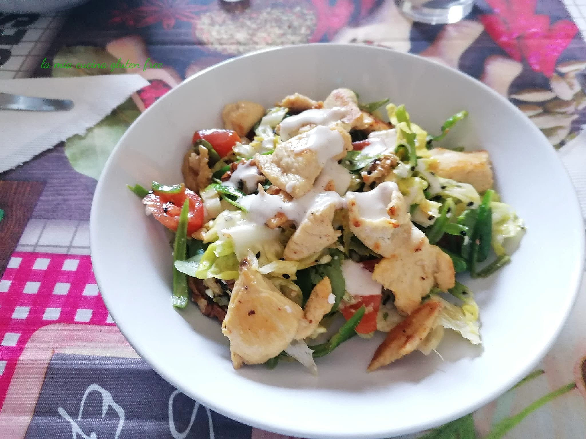 Insalatona mista con pollo e feta