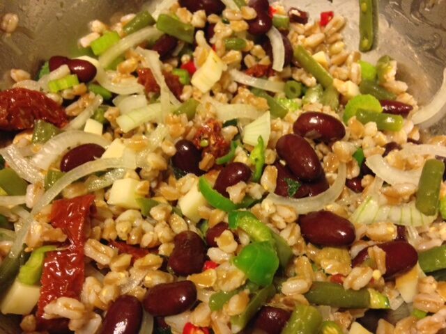 Insalatone di verdure con farro