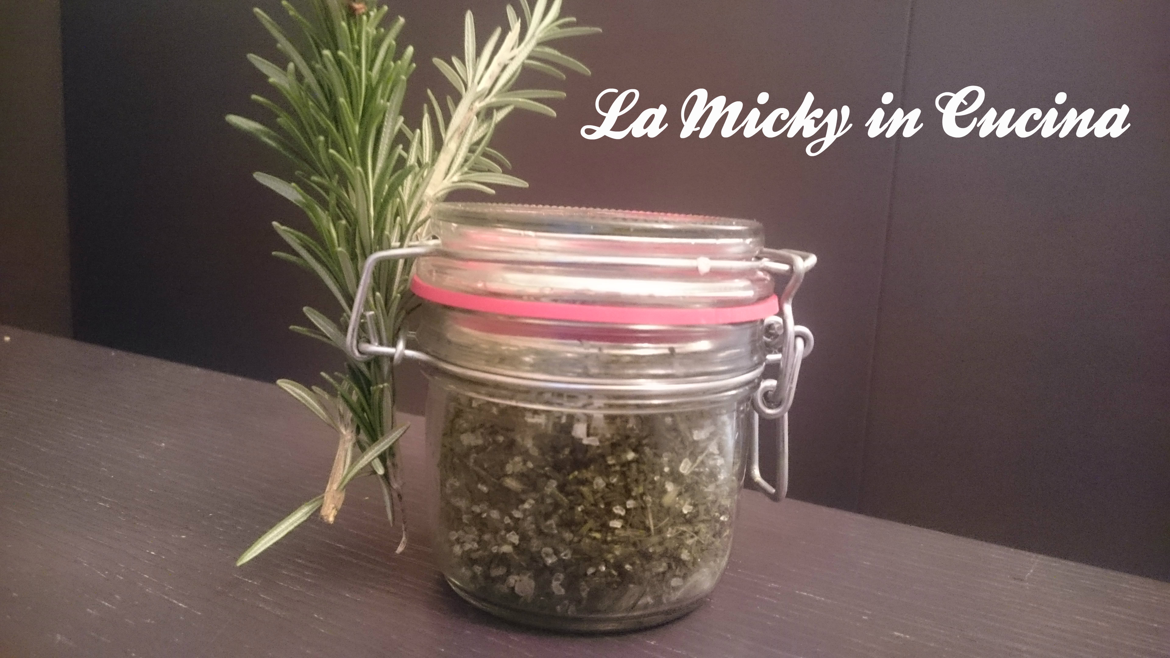 Insaporitore con erbe aromatiche fatto in casa