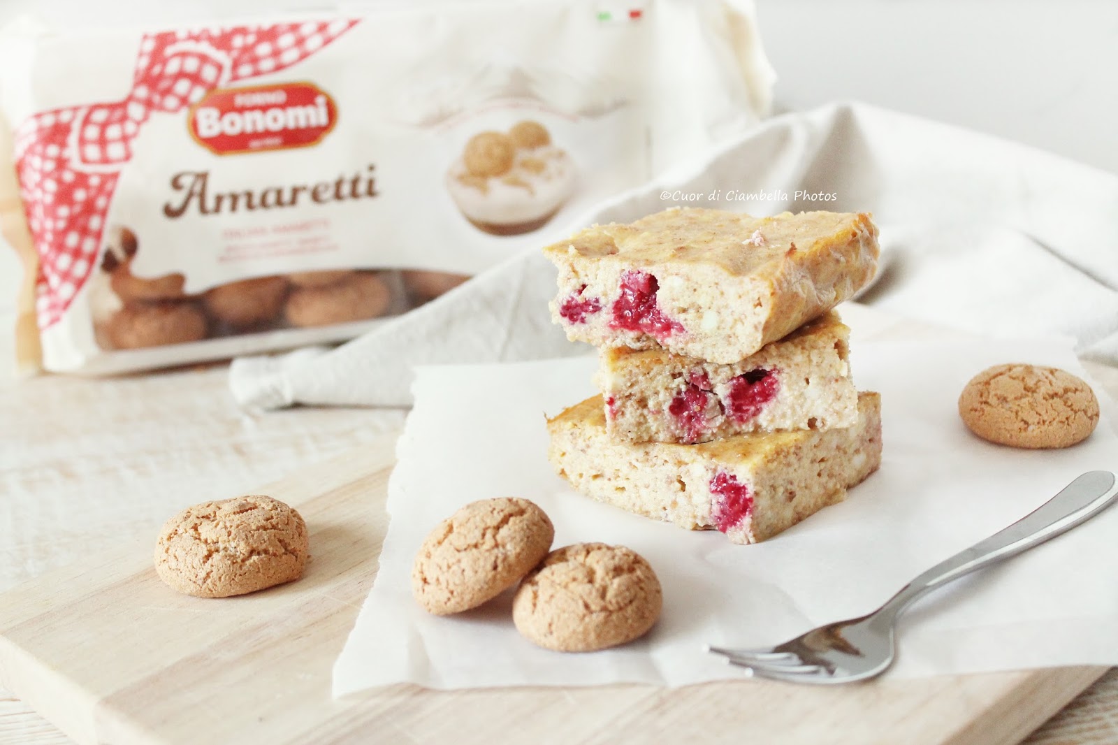 Insolita cheesecake (light) con ricotta, lamponi e amaretti