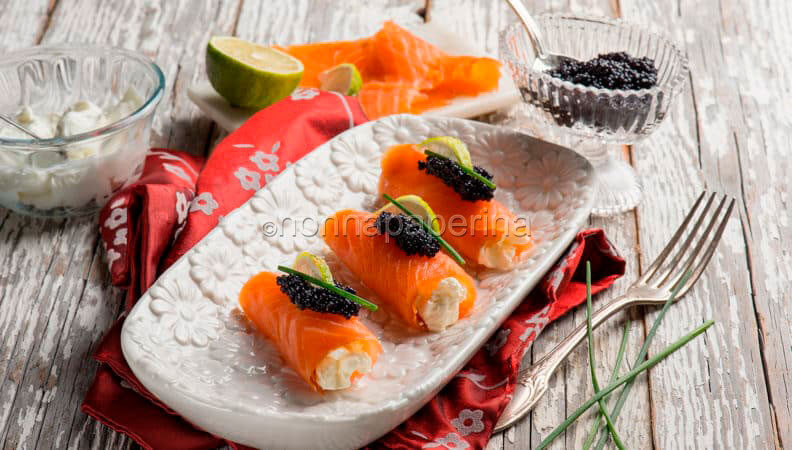 Involtini al salmone con formaggio cremoso e caviale: l’antipasto raffinato ricco di gusto