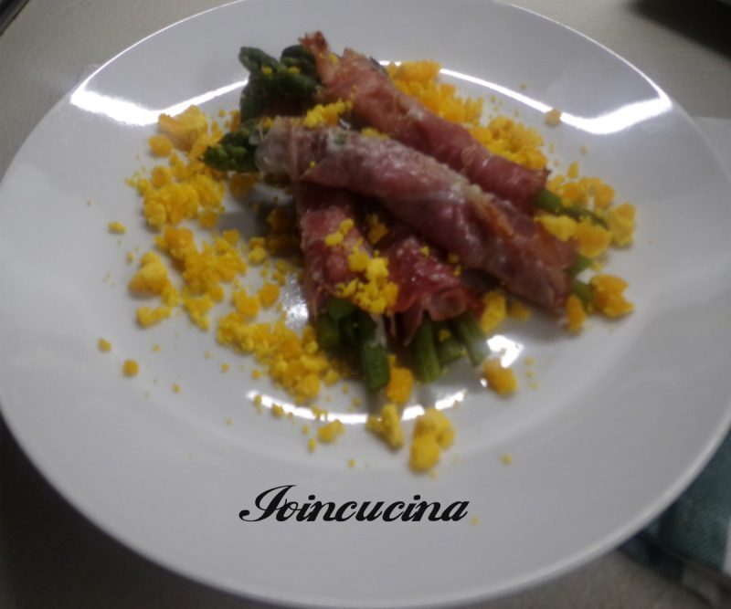 Involtini di asparagi con prosciutto cotto e uova