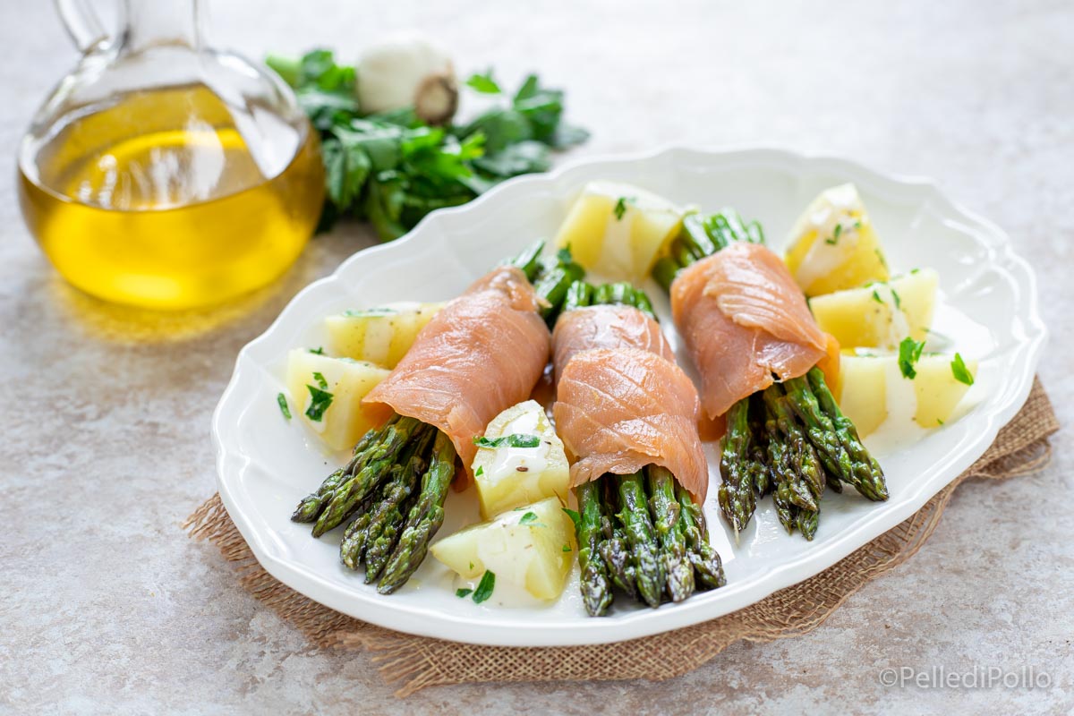 Involtini di asparagi e salmone affumicato