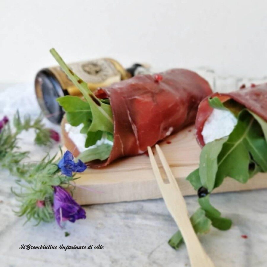 Involtini di bresaola con ricotta e rucola