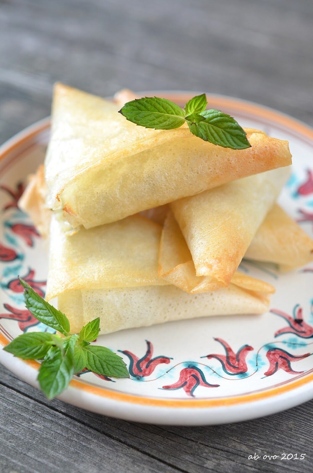 Involtini di brick con feta e menta