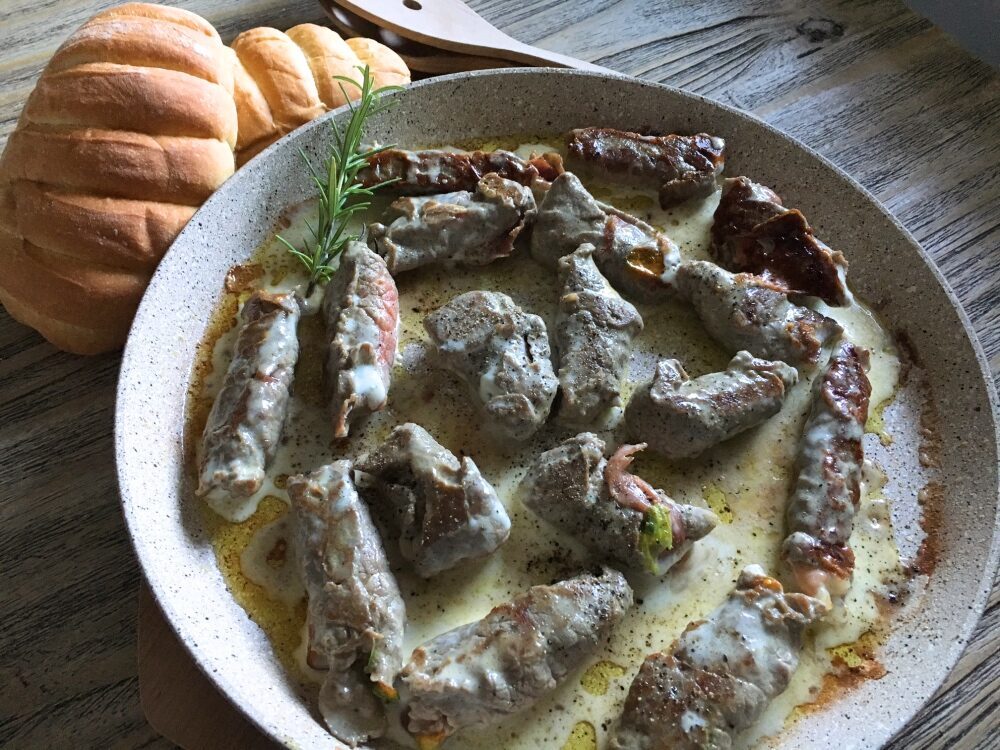 Involtini di carpaccio con fiori di zucca e crudo