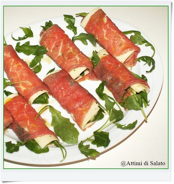 Involtini di carpaccio con rucola e formaggio