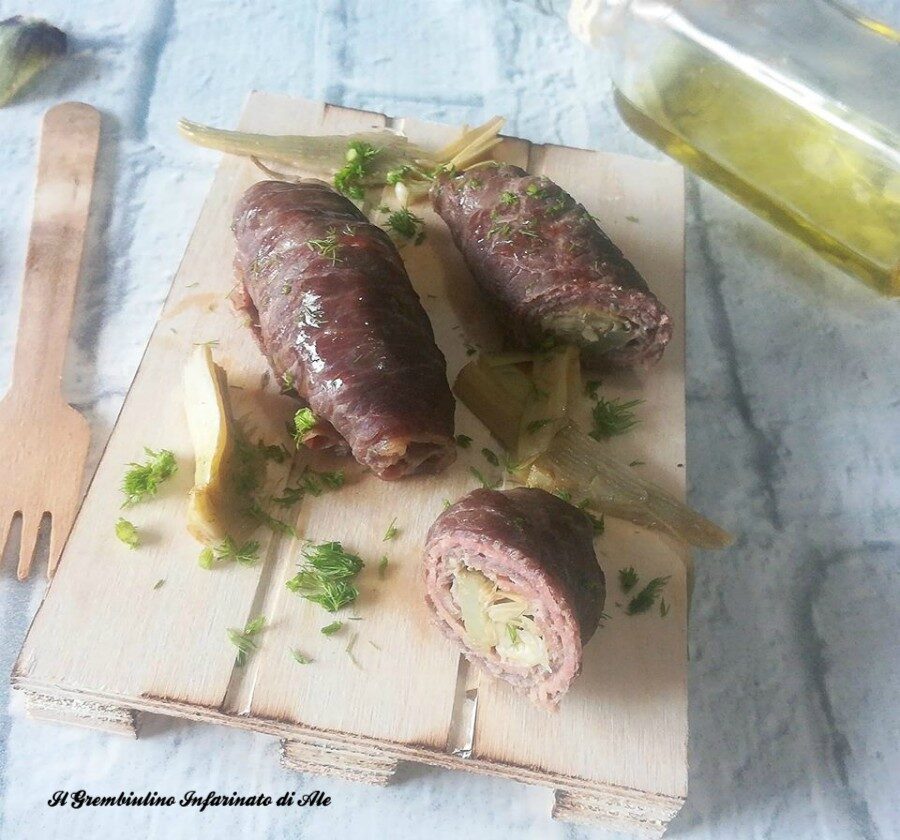 Involtini di carpaccio con speck e carciofi.