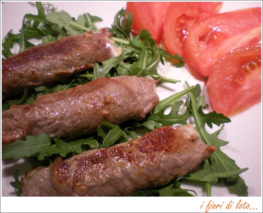 Involtini di carpaccio rucola e scamorza.