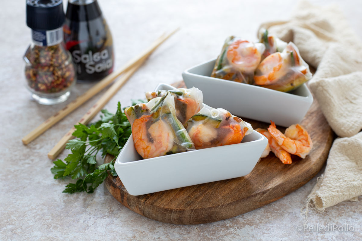 Involtini di carta di riso con gamberi e verdure