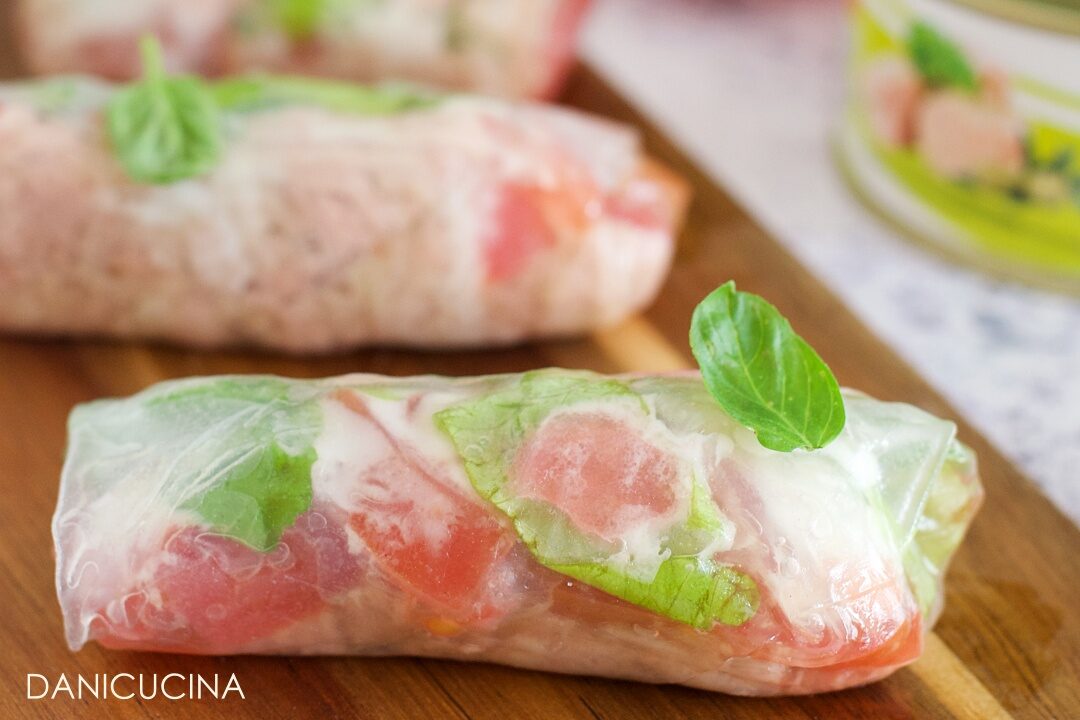 Involtini di carta di riso con tonno e pomodori