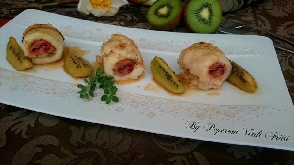 Involtini di cernia con prosciutto crudo e kiwi