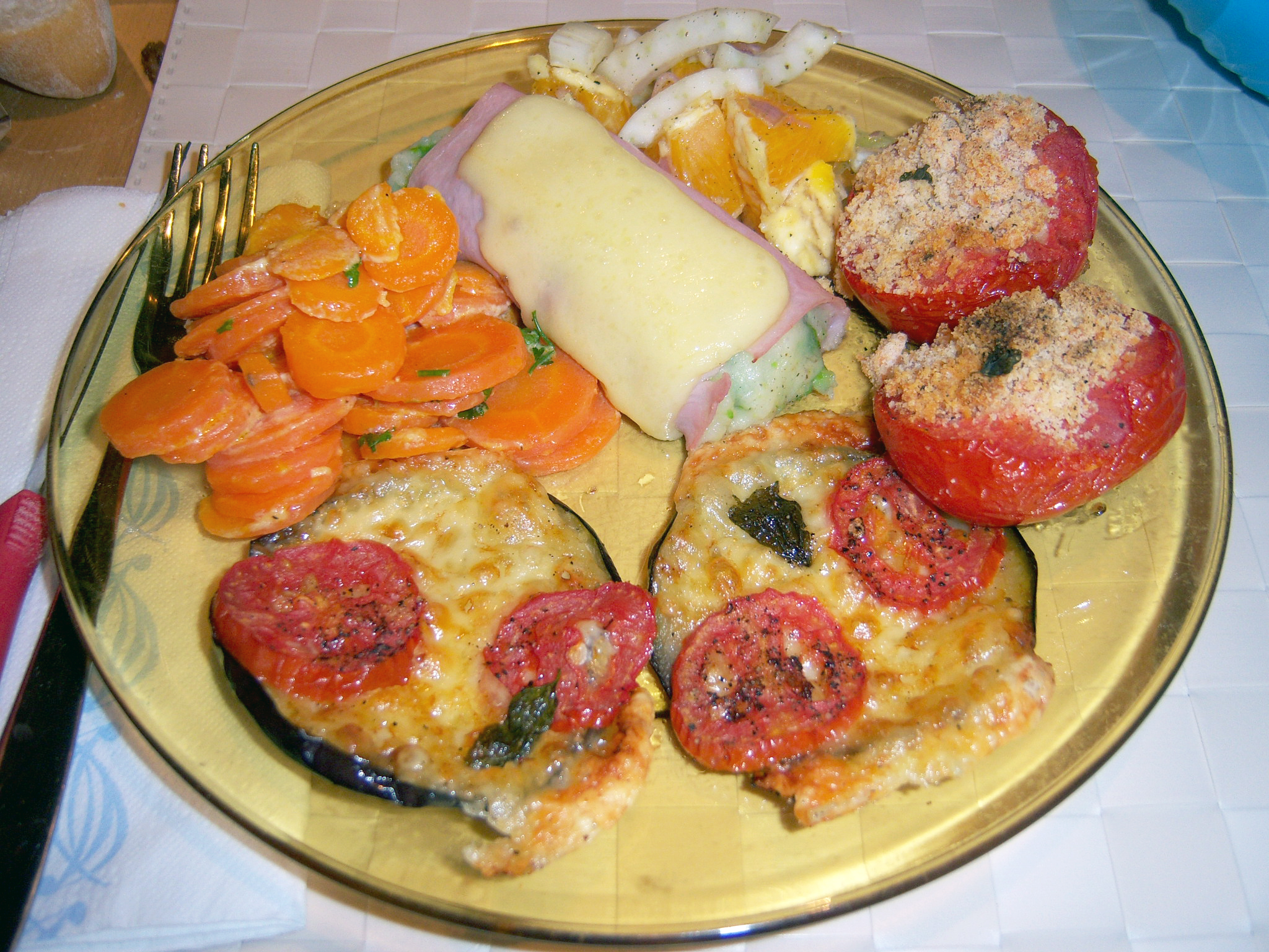 Involtini di cotto, melanzane a pizzetta, carote al latte, pomodori ripieni e insalata di arance e finocchi