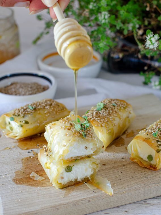 Involtini di feta in pasta fillo con miele pepe e semi di sesamo