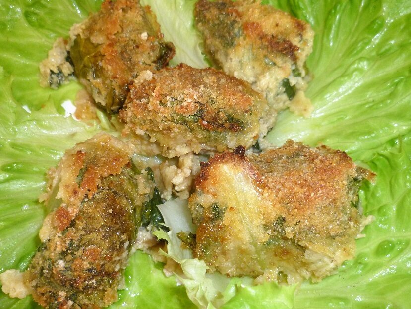 Involtini di lattuga con polpette ripiene di mozzarella