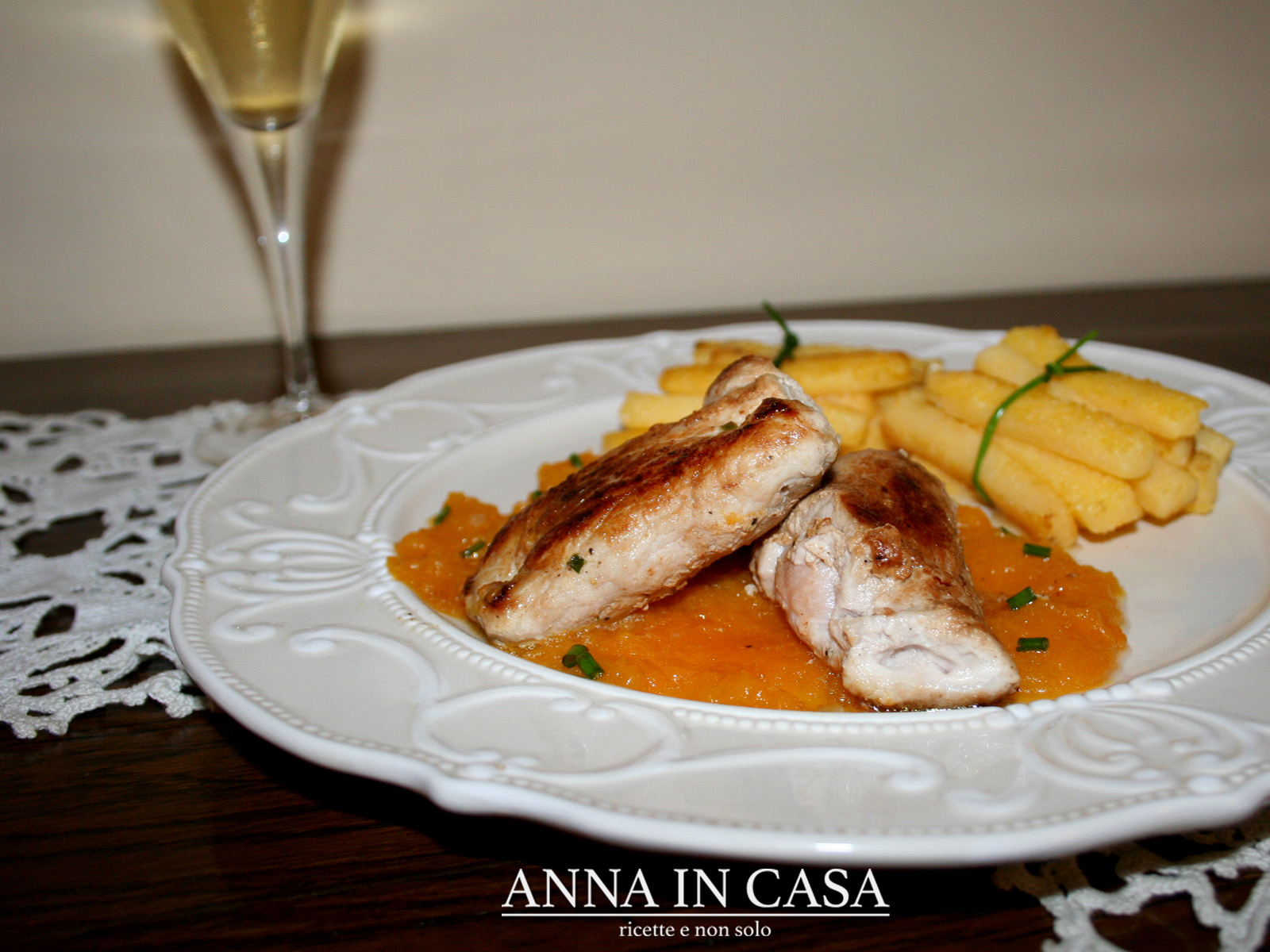 Involtini di lonza con pere e ricotta su crema di zucca e chips di polenta