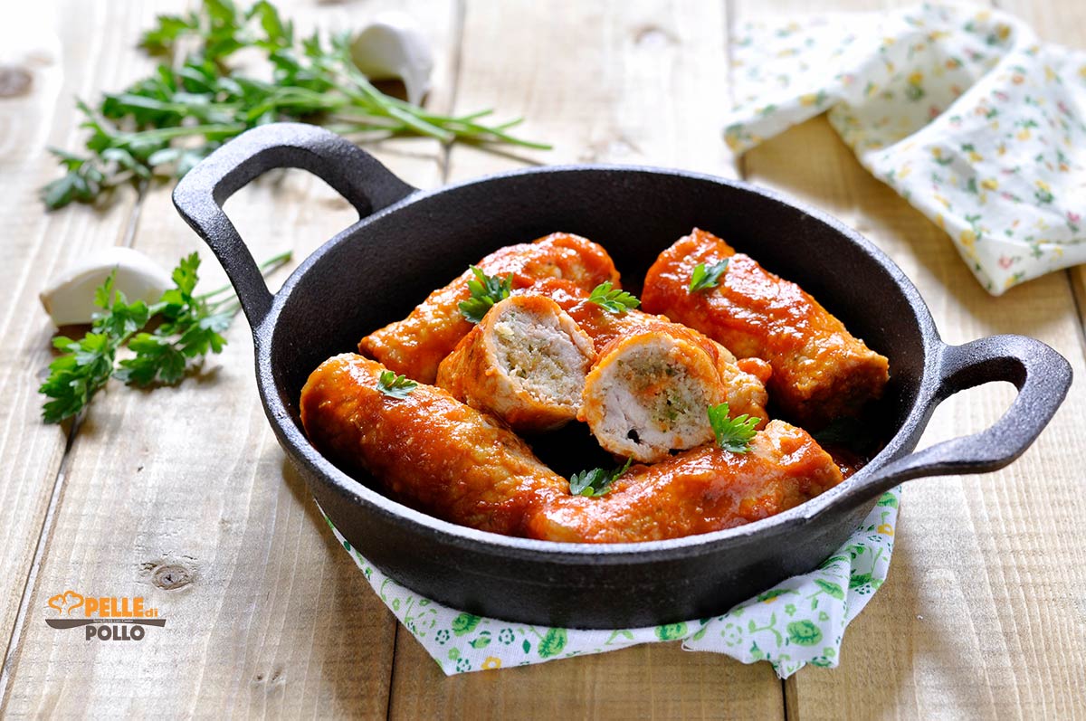 Involtini di maiale saporiti al sugo
