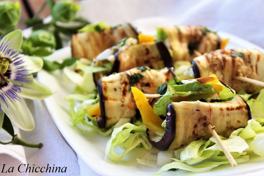 Involtini di melanzana con peperoni arrosto, formaggio spalmabile e altre bontà