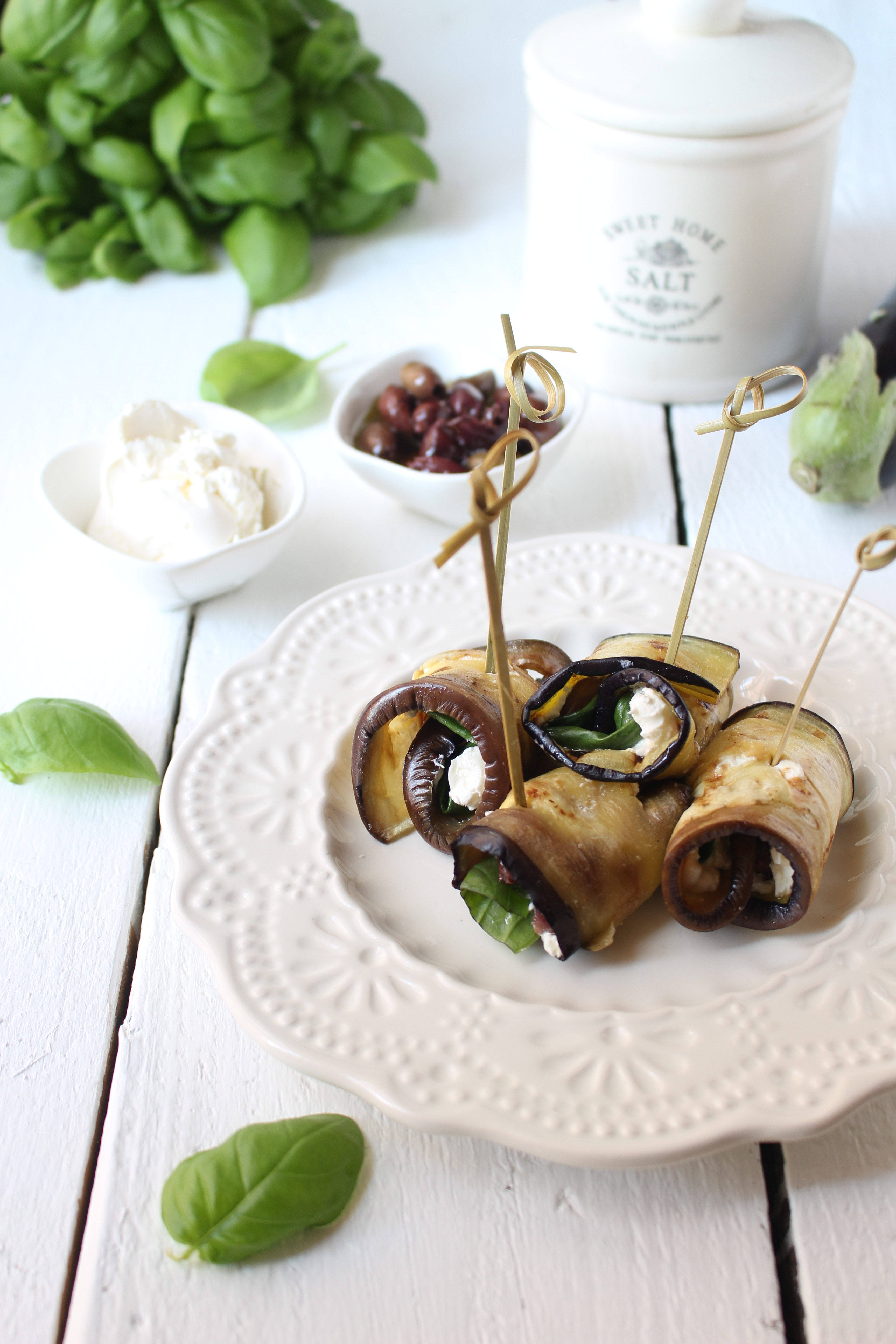 Involtini di melanzane con olive taggiasche e formaggio spalmabile