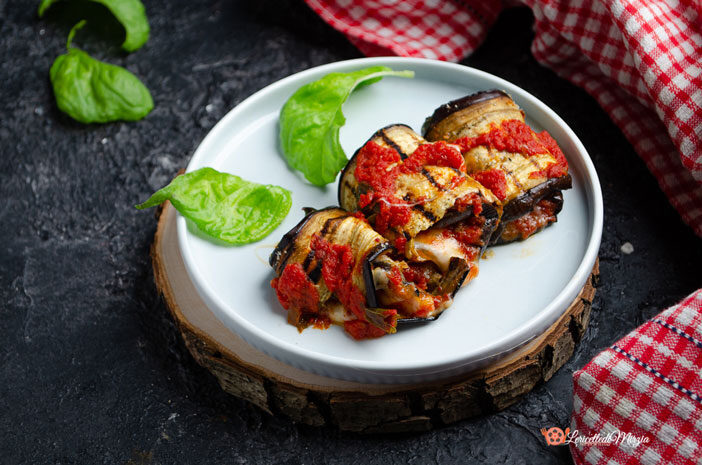 Involtini di melanzane con pomodoro e mozzarella