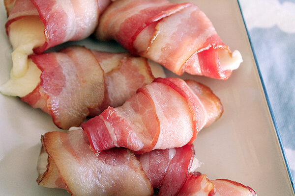 Involtini di pancetta croccante e formaggio fuso