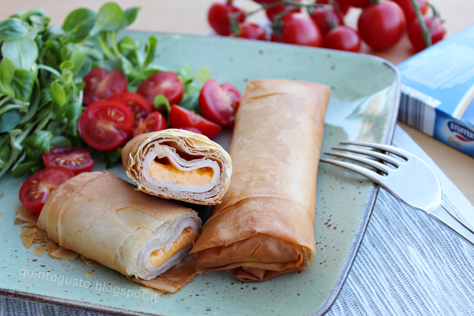 Involtini di pasta fillo con affettato di tacchino e formaggio cheddar