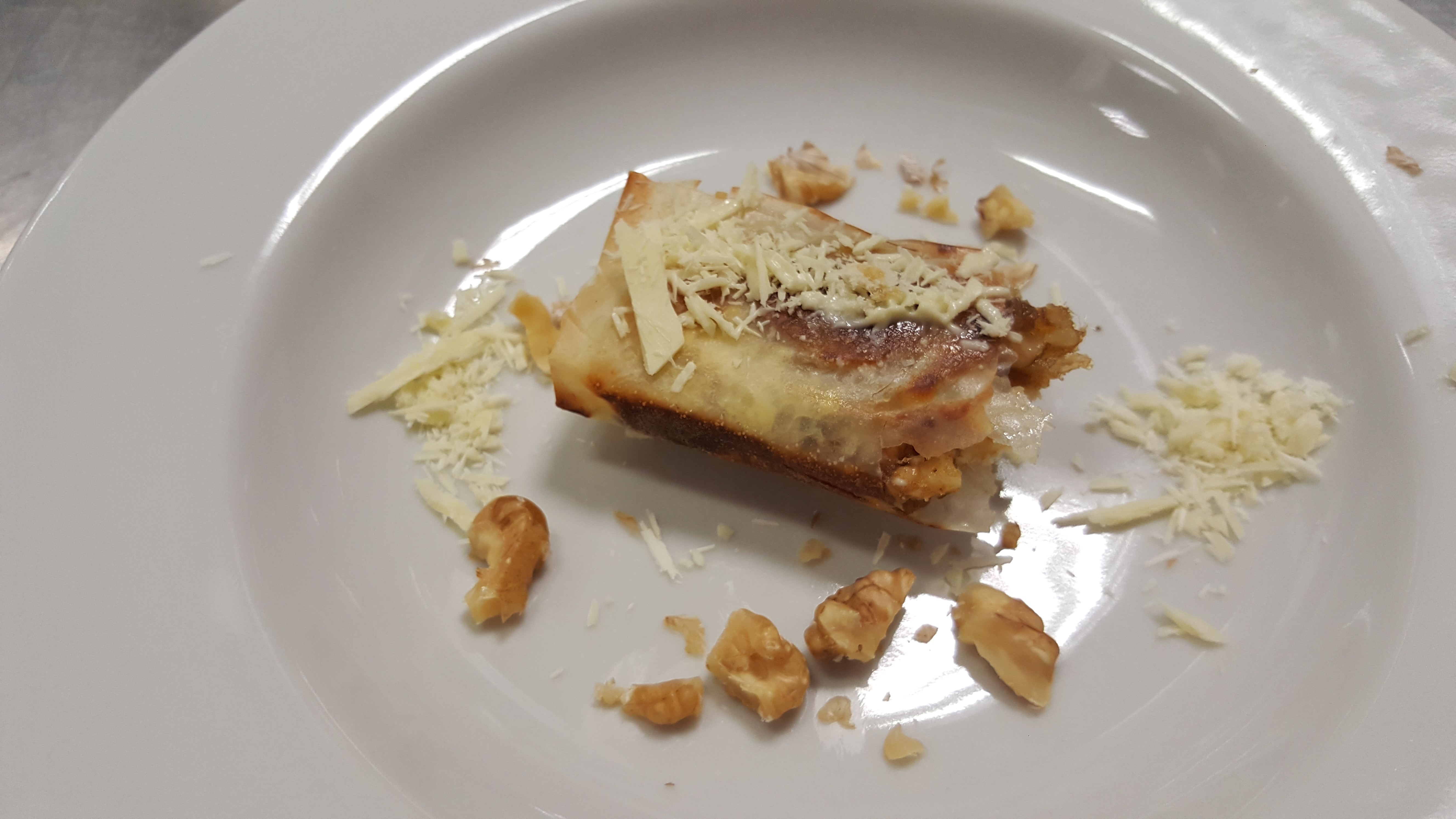 Involtini di pasta fillo con datteri, noci e cioccolato bianco