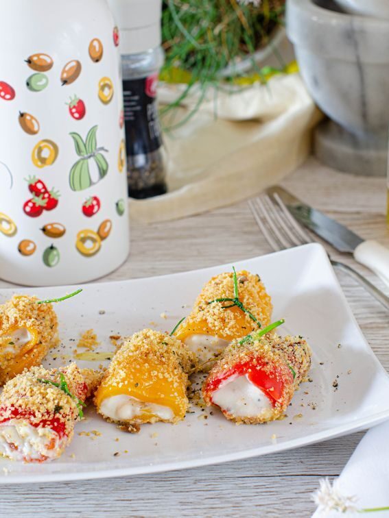 Involtini di peperoni arrostiti con cuore morbido di formaggio senza lattosio