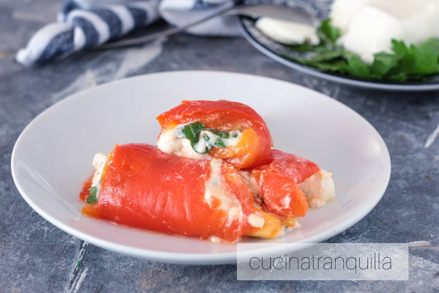 Involtini di peperoni e stracchino