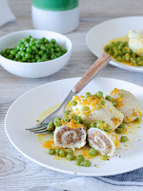Involtini di petto di pollo con pancetta e piselli