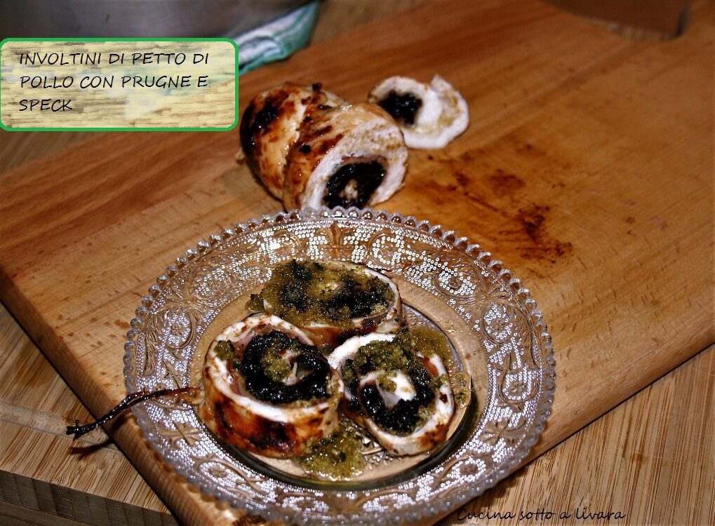 Involtini di petto di pollo con prugne e speck